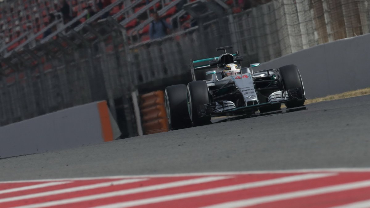Dokáže Rosberg dnes ujet stejnou vzdálenost jako Hamilton včera? Mercedes má takový cíl...