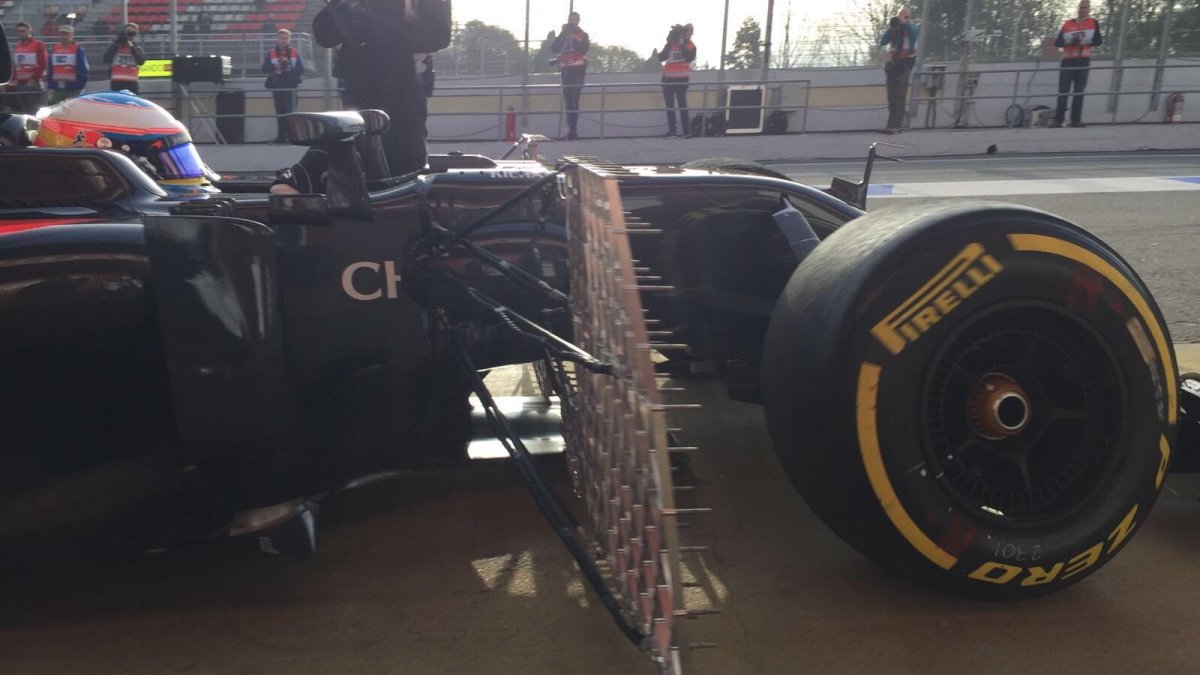Fernando Alonso s McLarenem MP4-31 - Honda