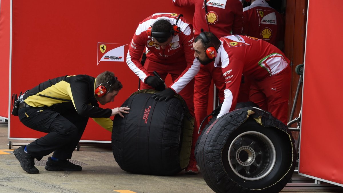 Mechanici Ferrari kontrolují pneumatiky