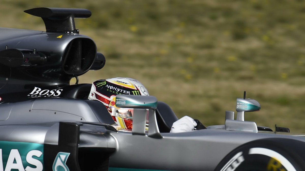 Lewis Hamilton s novým vůzem Mercedes F1W 07 Hybrid, detail