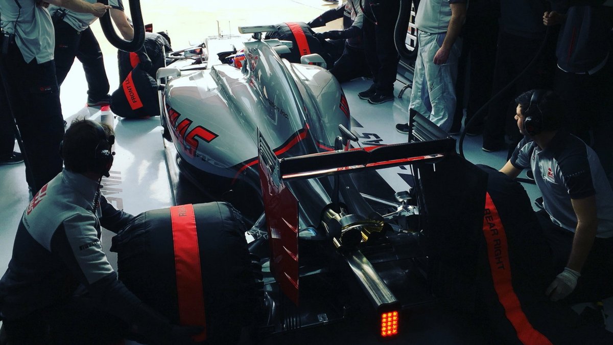 Romain Grosjean s novým vozem Haas VF-16 při testech v Barceloně