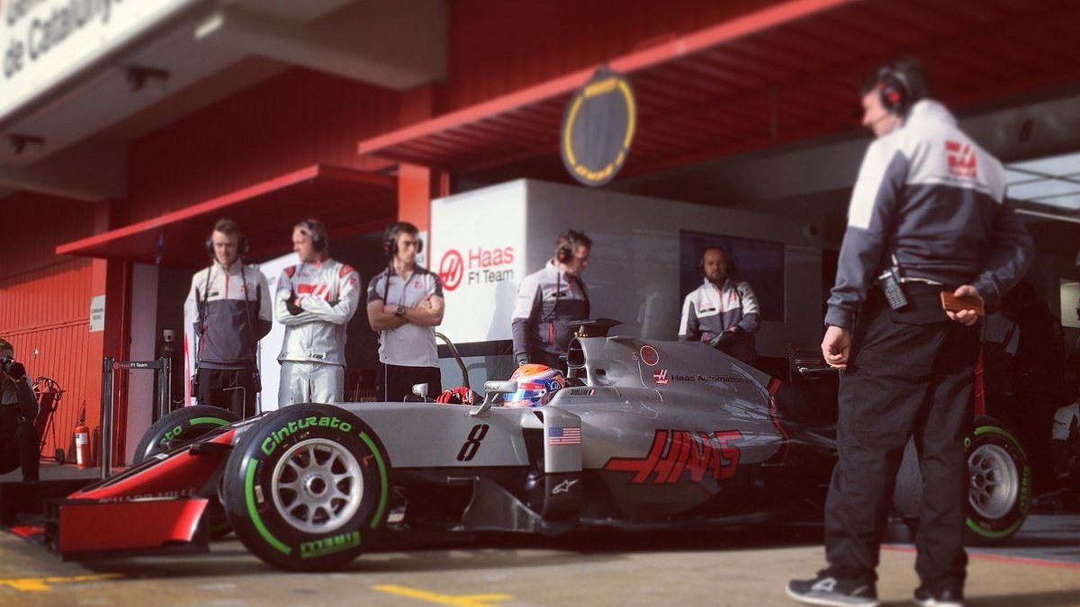 Romain Grosjean vyjizdi z boxů k prvním testům v Barceloně