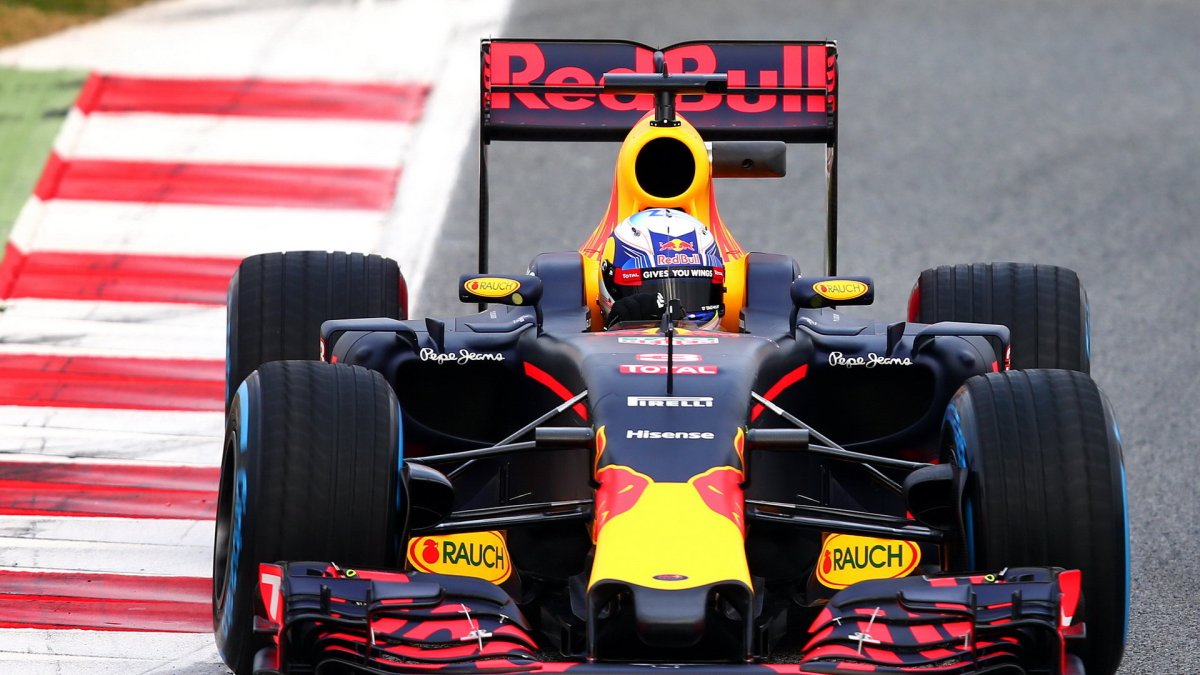 Daniel Ricciardo s Red Bull RB12 - první den testů