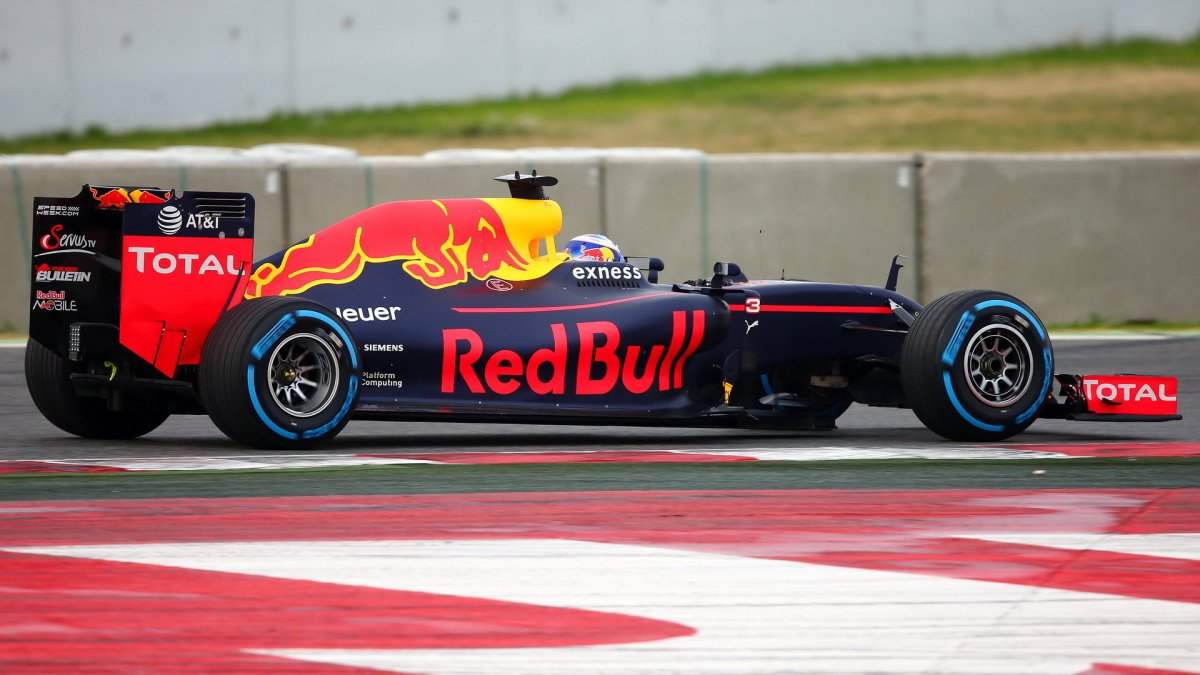 Daniel Ricciardo s Red Bull RB12 - první den testů
