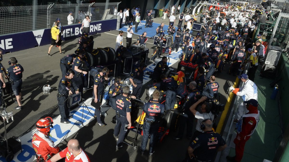 Rušno na startovním roštu před startem v Melbourne