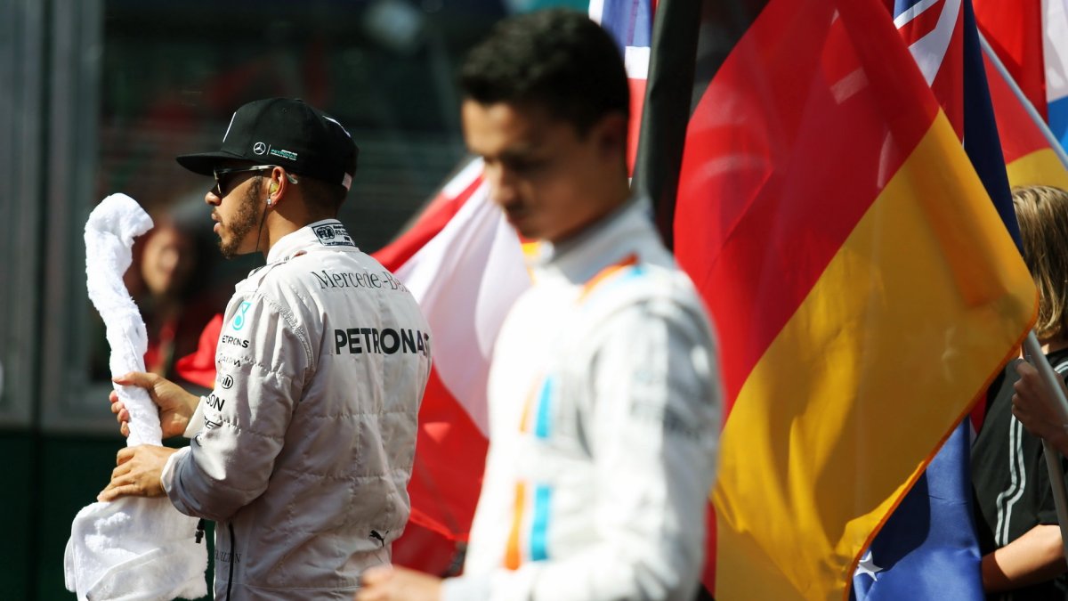 Pascal Wehrlein a Lewis Hamilton v Melbourne