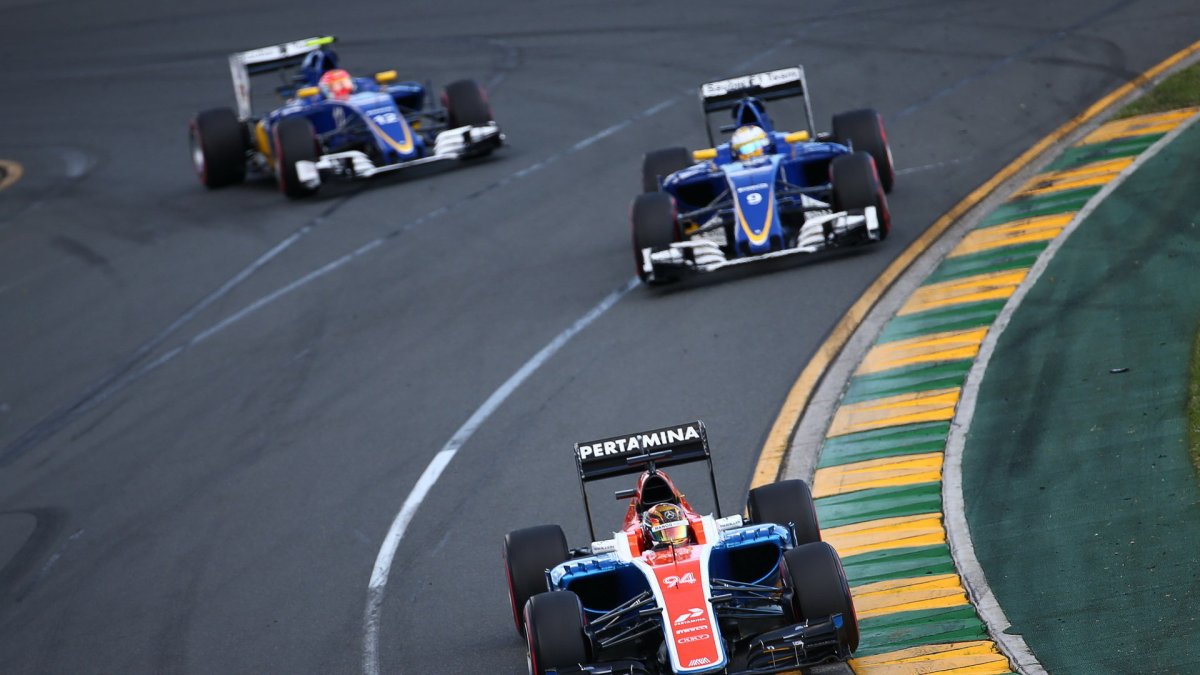 Pascal Wehrlein před vozy Sauber při závodě v Melbourne