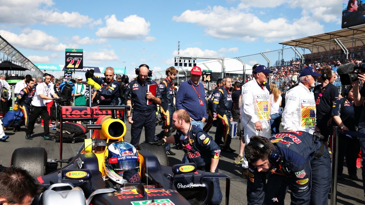 Daniel Ricciardo se připravuje na startovním roštu v Melbourne