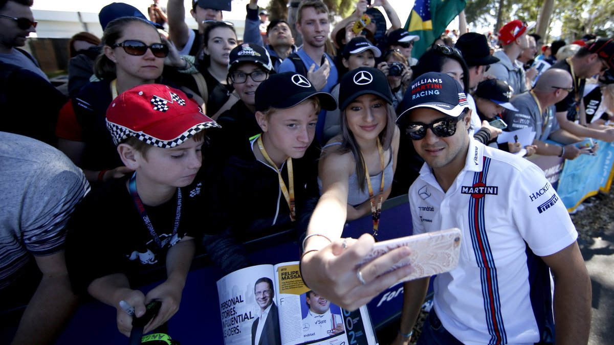 Felipe Massa se fotí s fanoušky v Melbourne