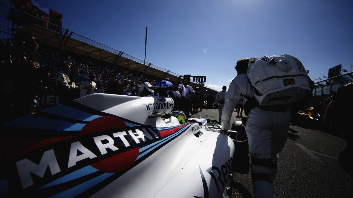 Felipe Massa se připravuje na startovním roštu v Melbourne