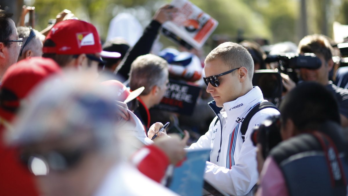 Valtteri Bottas při autogramiádě v Melbourne