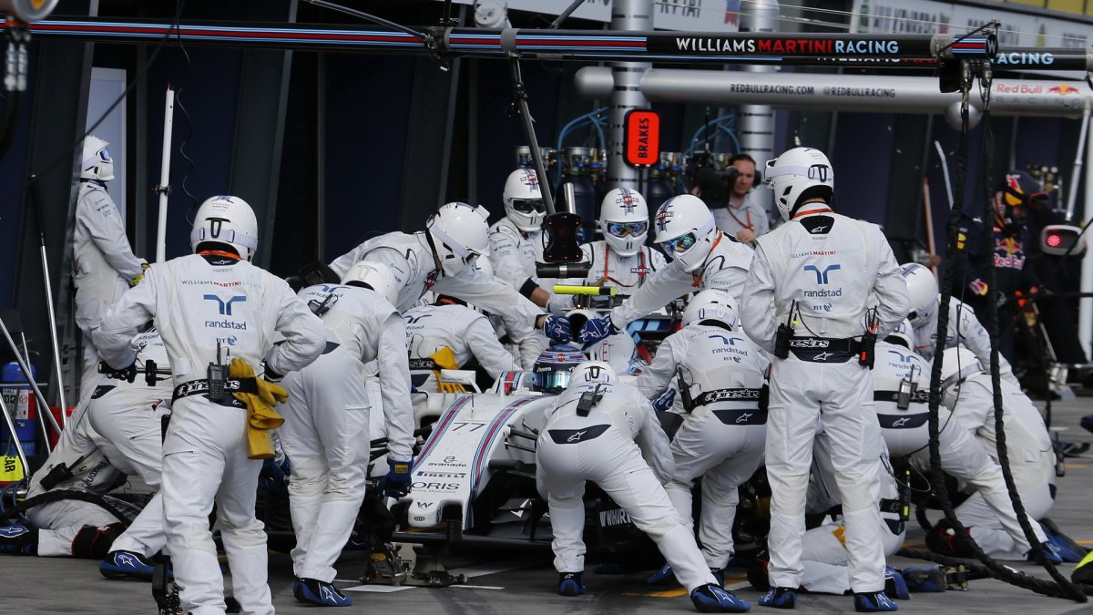 Valtteri Bottas při zastávce v boxech v Melbourne