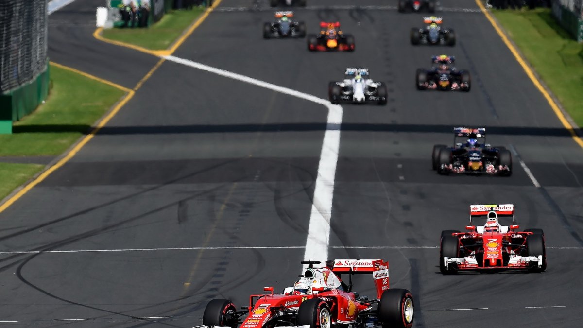 Sebastian Vettel a Kimi Räikkönen při závodě v Melbourne