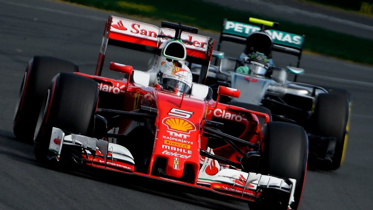 Sebastian Vettel před Nicem Rosbergem při závodě v Melbourne