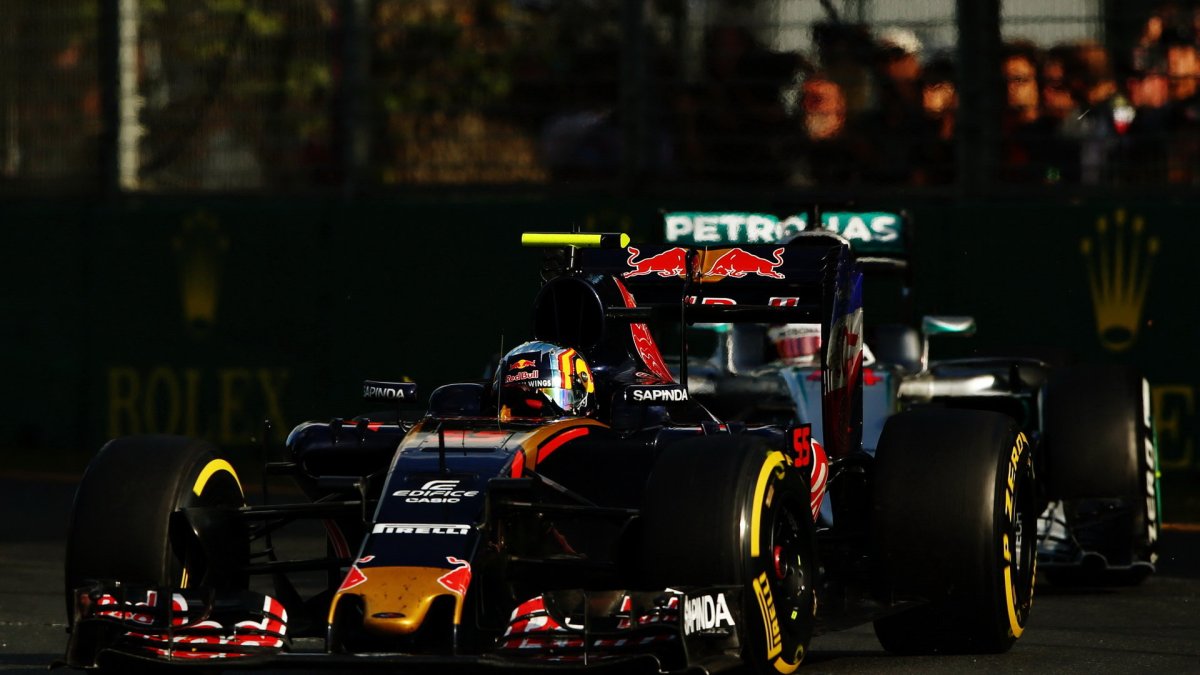 Carlos Sainz před Lewisem Hamiltonem při závodě v Melbourne