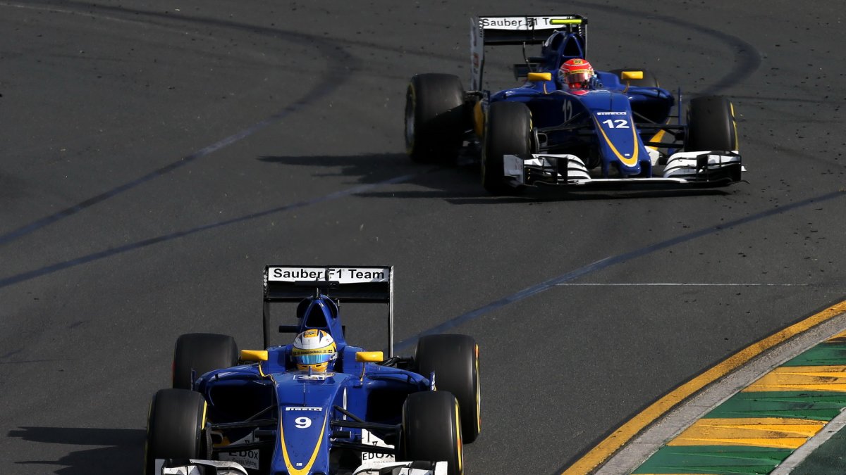 Marcus Ericsson a Felipe Nasr při závodě v Melbourne