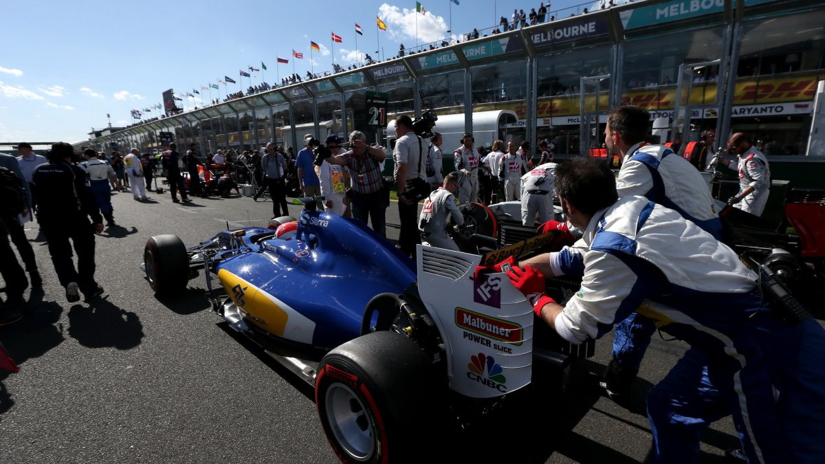Felipe Nasr přijíždí na startovní rošt v Melbourne