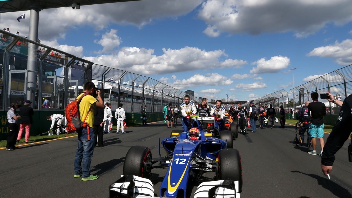 Felipe Nasr přijíždí na startovní rošt v Melbourne