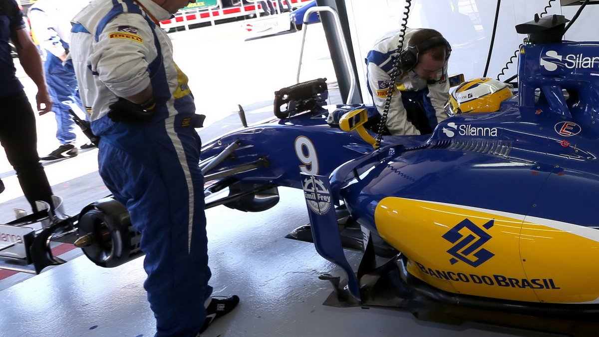 Marcus Ericsson se připravuje v boxech na závod v Melbourne