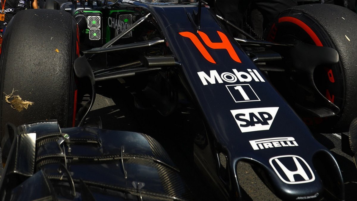 Přední křídlo vozu McLaren MP4-31 Honda v Melbourne