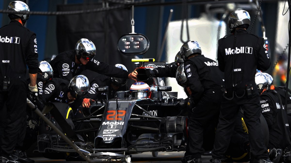 Jenson Button při zastávce v boxech při závodě v Melbourne