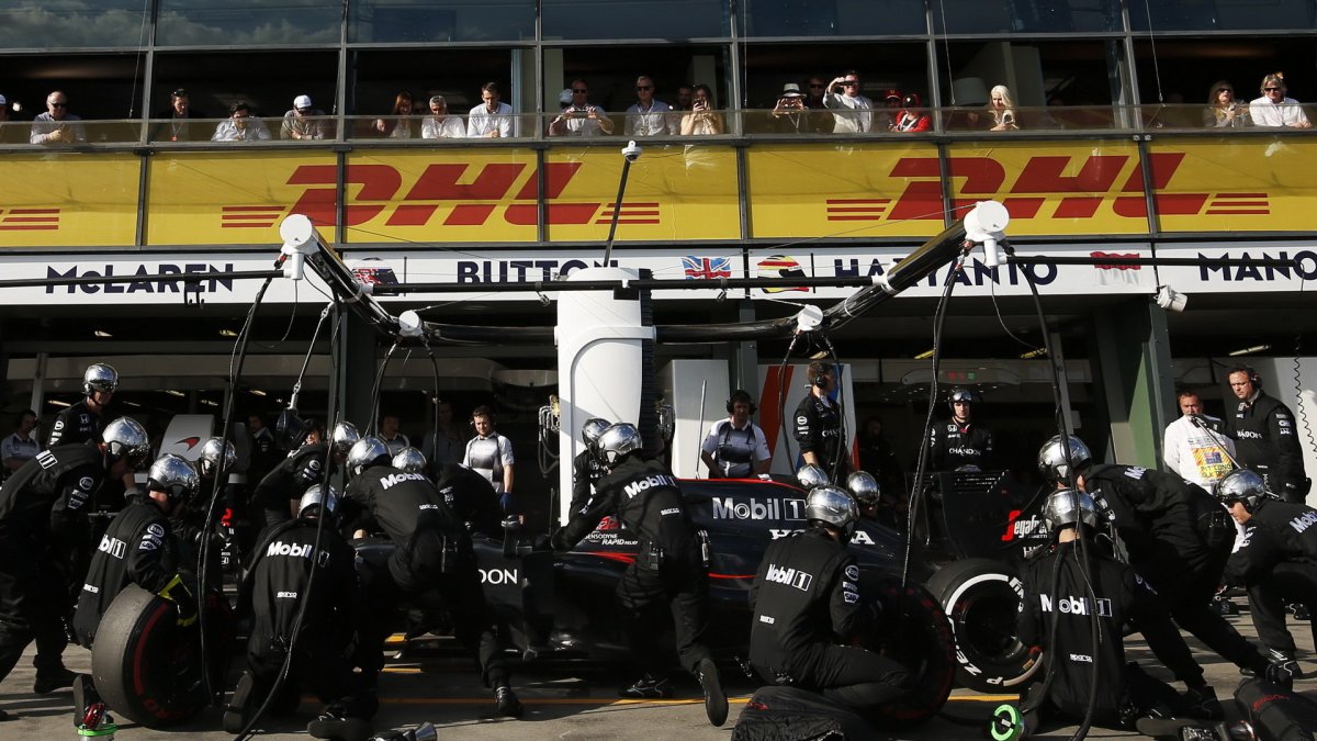 Jenson Button při výměně pneumatik v Melbourne