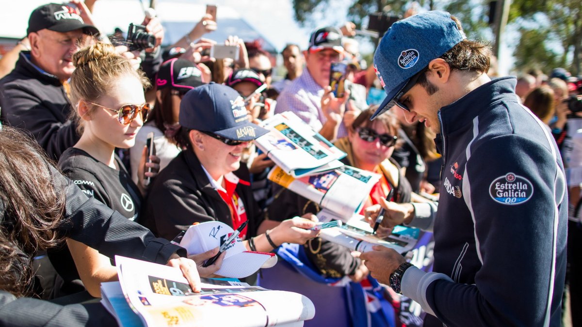 Carlos Sainz při autogramiádě v Melbourne