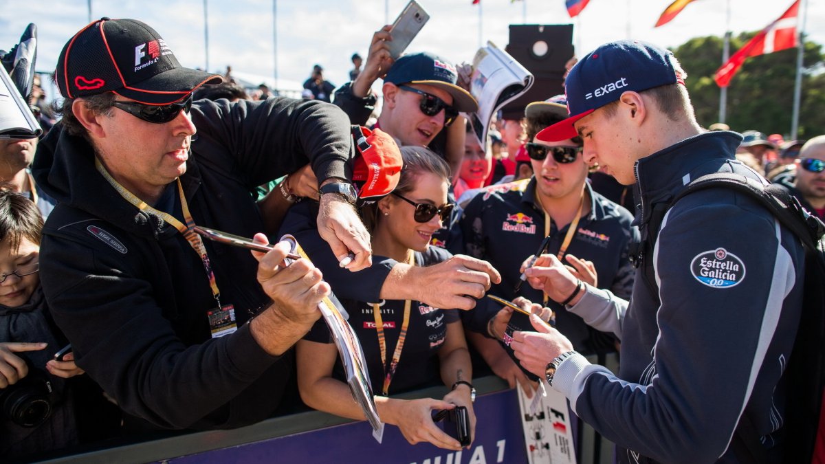 Max Verstappen při autogramiádě v Melbourne