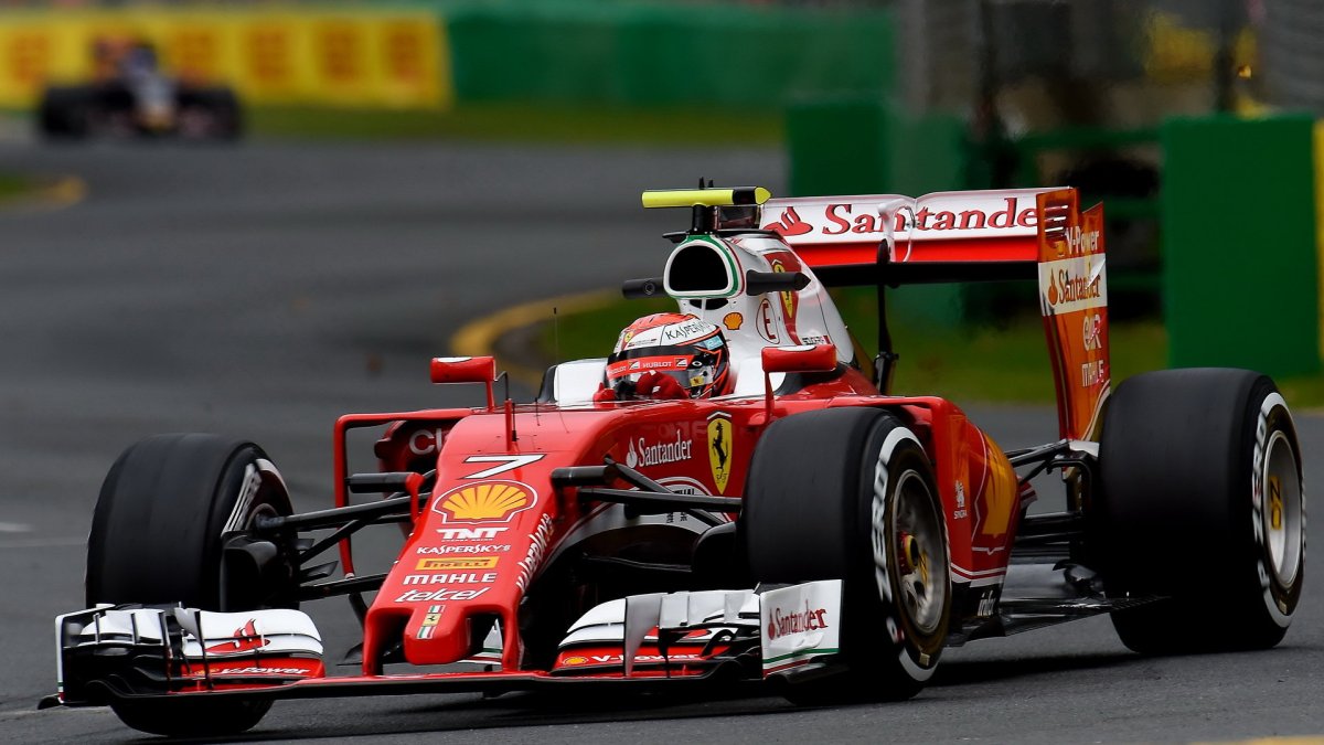 Kimi Räikkönen při pátečním tréninku v Melbourne