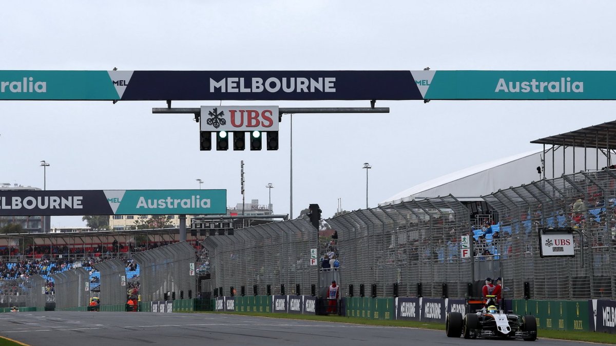 Sergio Pérez při pátečním tréninku v Melbourne