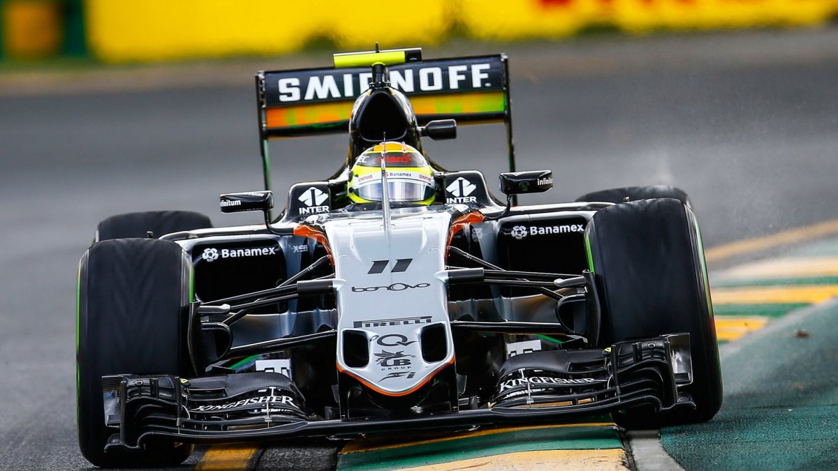 Sergio Pérez při pátečním tréninku v Melbourne