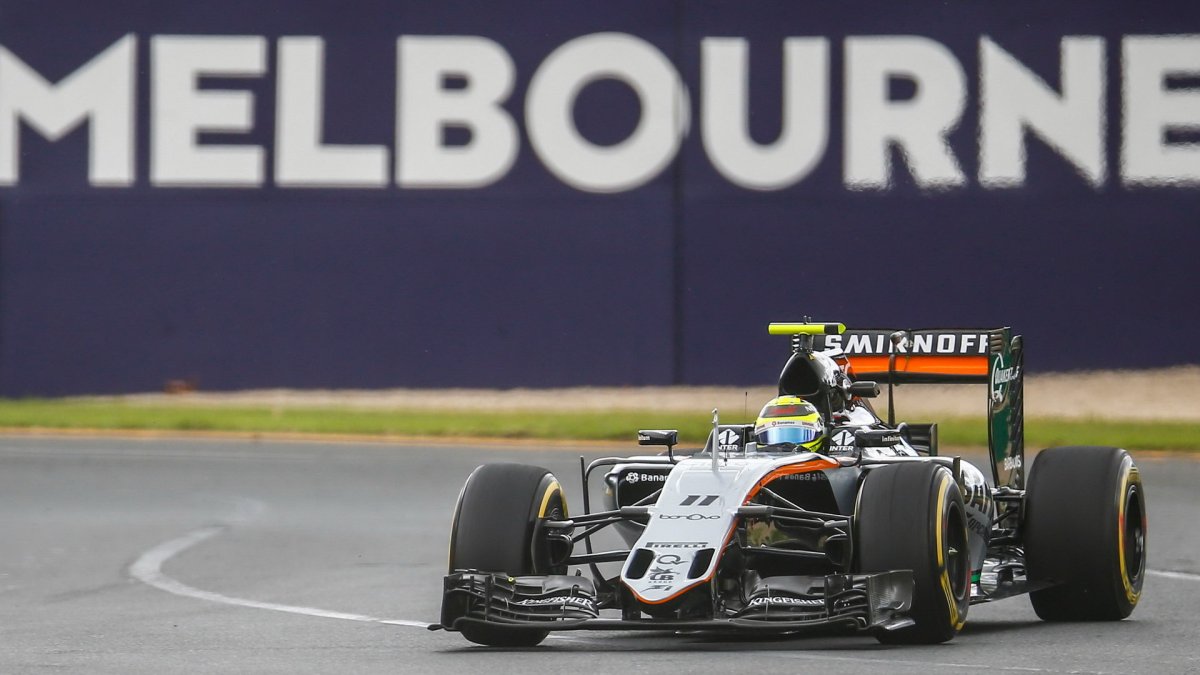 Sergio Pérez při pátečním tréninku v Melbourne
