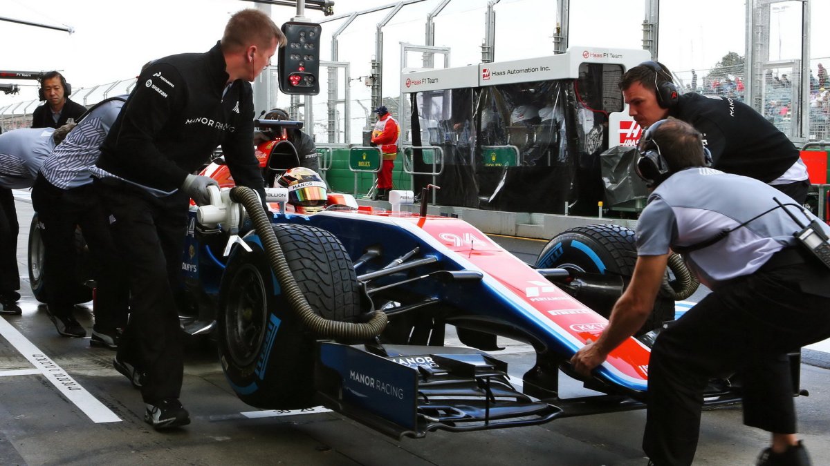 Pascal Wehrlein při zastávce v boxech v Melbourne