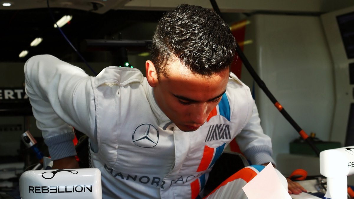 Pascal Wehrlein nasedá do svého vozu v Melbourne