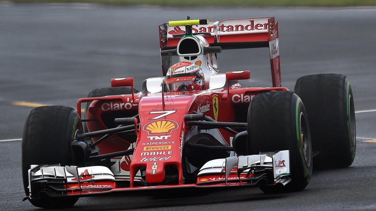Kimi Räikkönen při pátečním tréninku v Melbourne