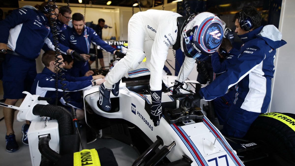 Valtteri Bottas nasedá do svého vozu v Melbourne