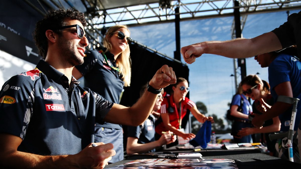 Daniel Ricciardo rozdává podpisy při autogramiádě v Melbourne