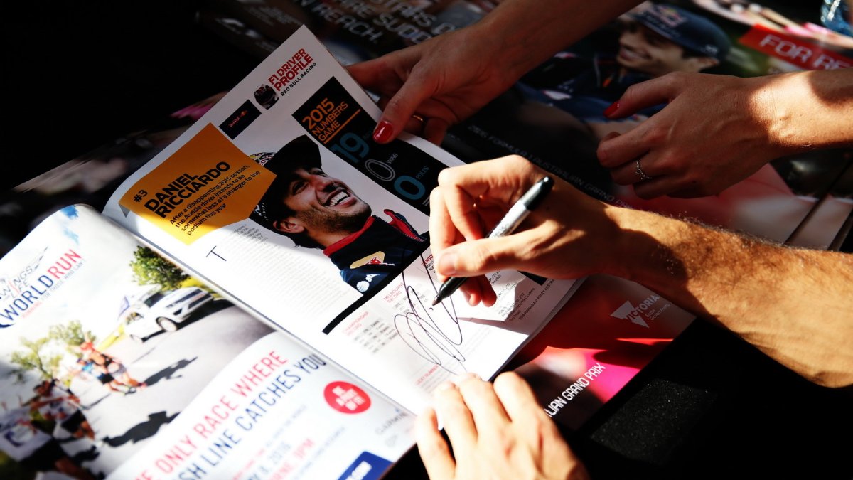 Daniel Ricciardo rozdává podpisy při autogramiádě v Melbourne
