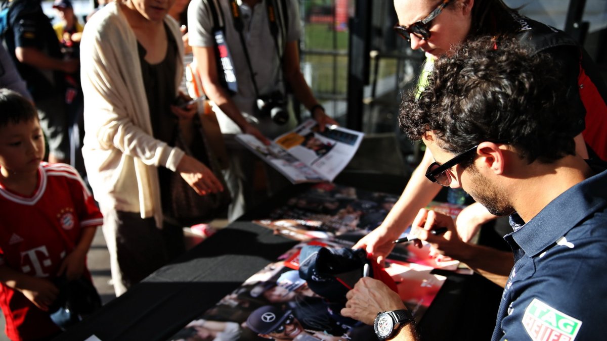 Daniel Ricciardo rozdává podpisy při autogramiádě v Melbourne