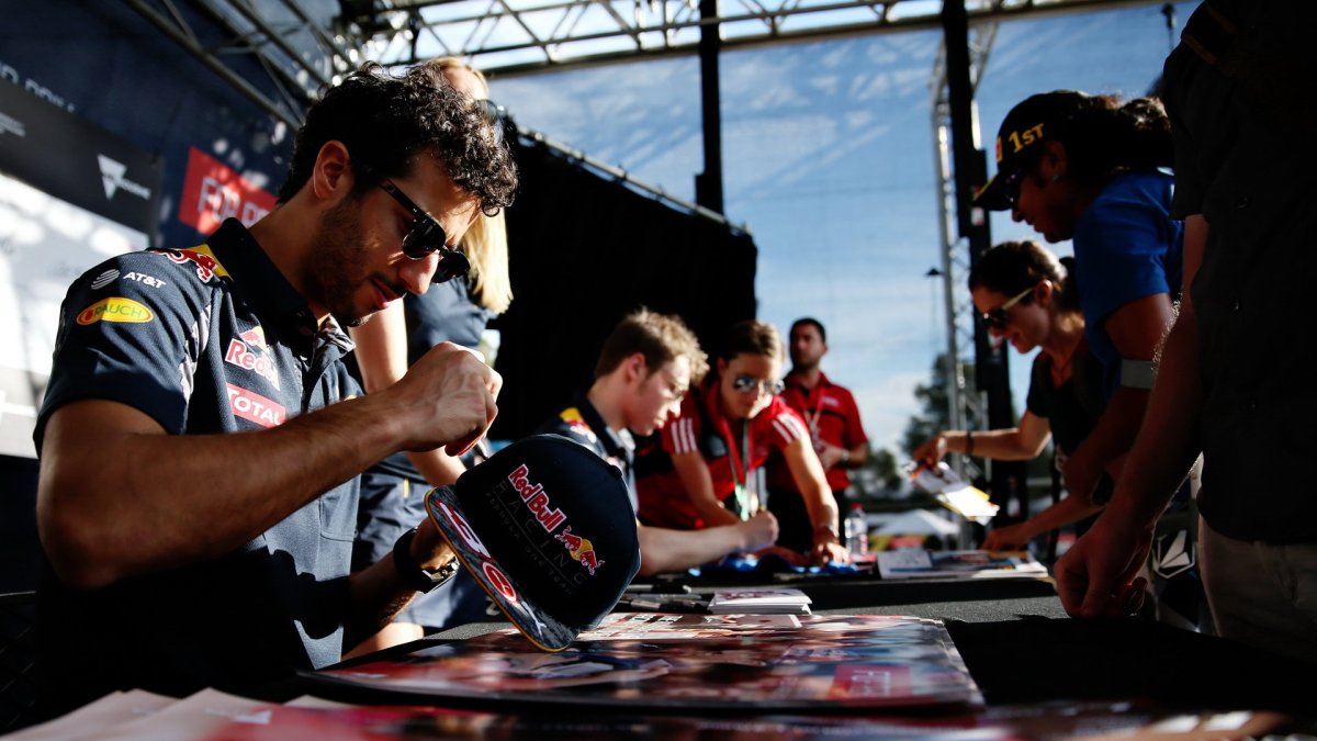 Daniel Ricciardo rozdává podpisy při autogramiádě v Melbourne
