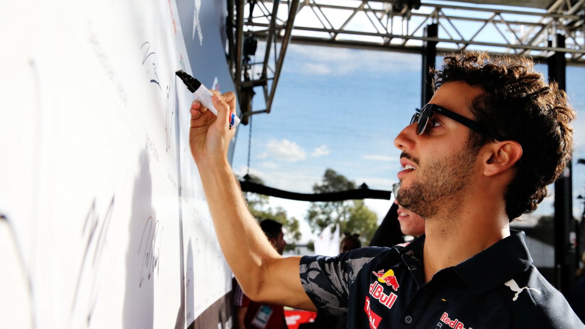 Daniel Ricciardo rozdává podpisy při autogramiádě v Melbourne