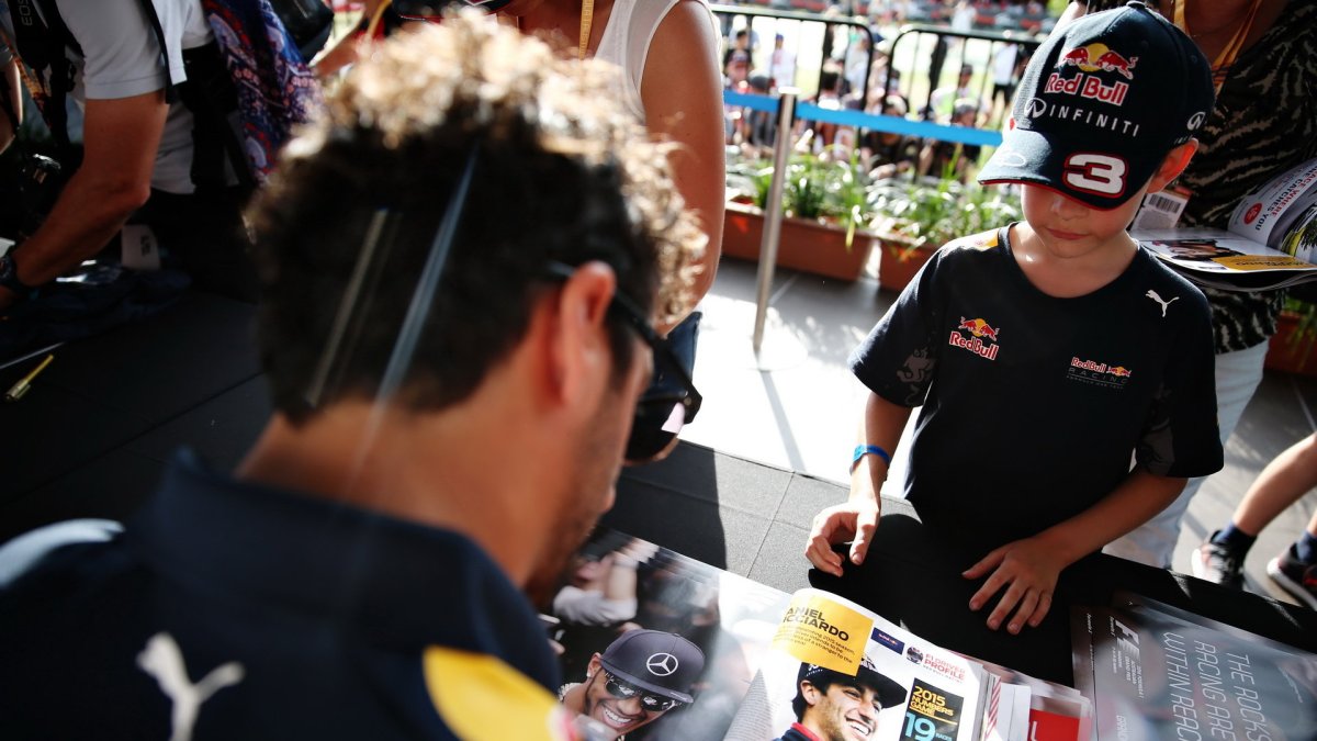 Daniel Ricciardo rozdává podpisy při autogramiádě v Melbourne