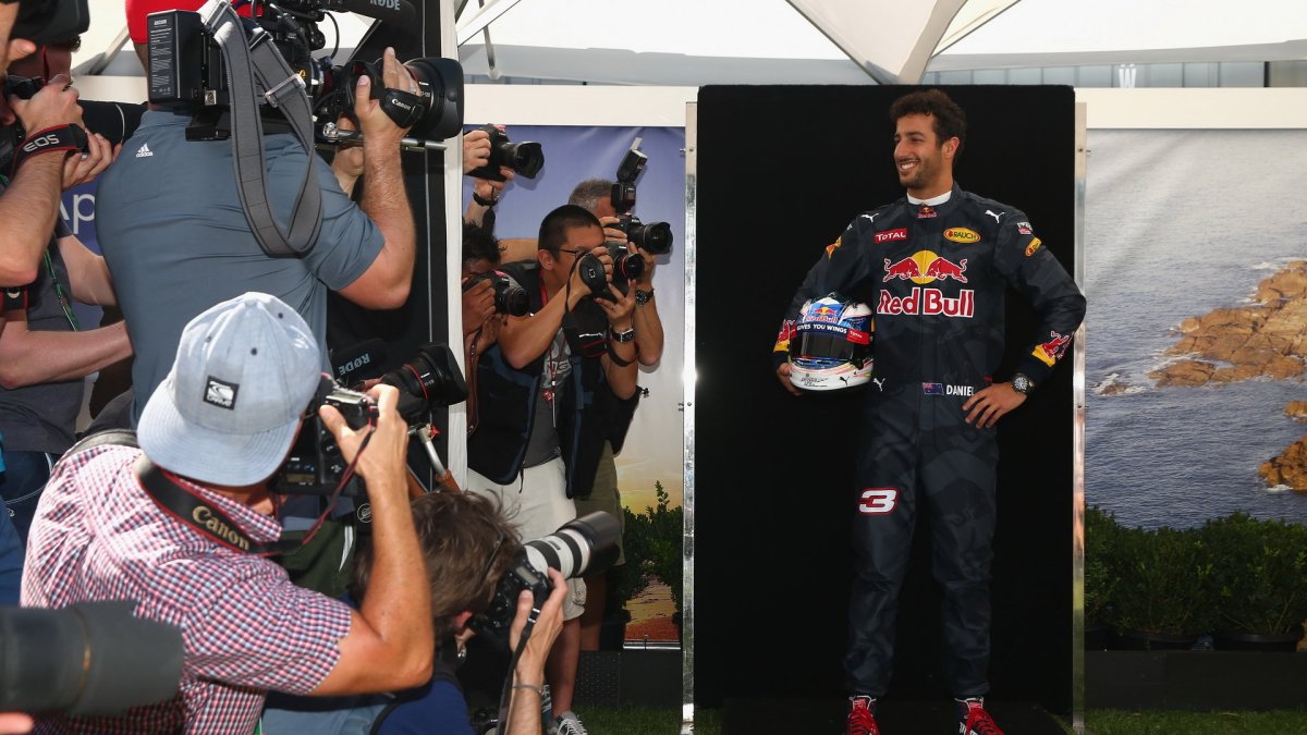 Daniel Ricciardo při focení v Melbourne