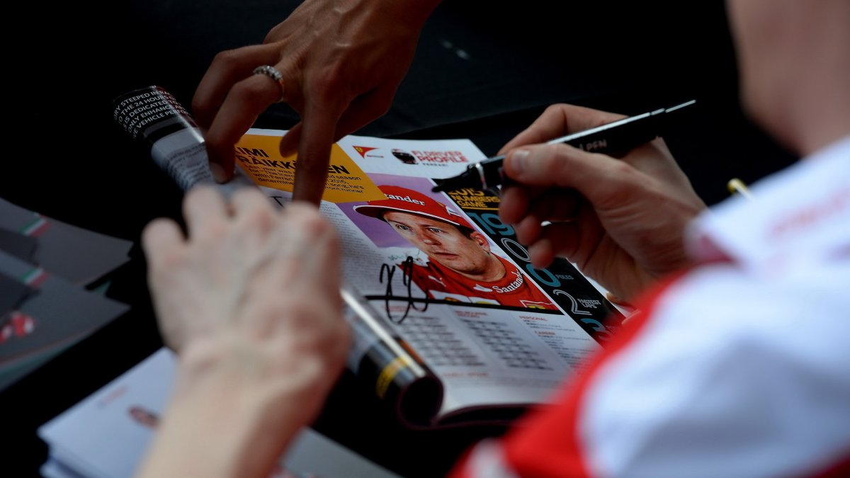 Kimi Räikkönen rozdává podpisy při autogramiádě v Melbourne