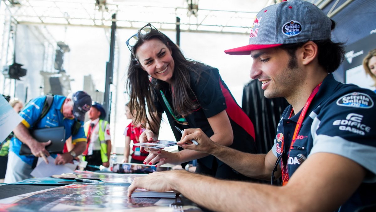 Autogramiáda týmu Toro Rosso, Carlos Sainz v Melbourne