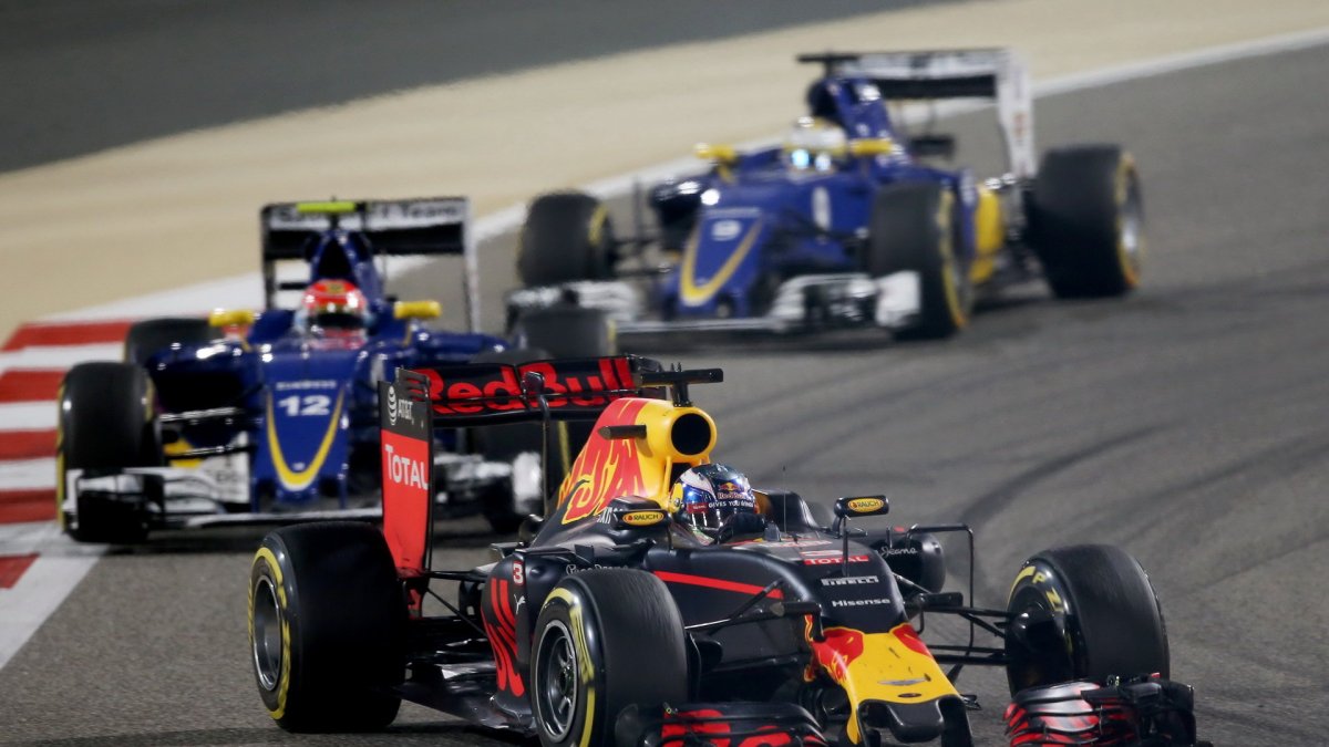 Daniel Ricciardo před vozy Sauber v závodě v Bahrajnu