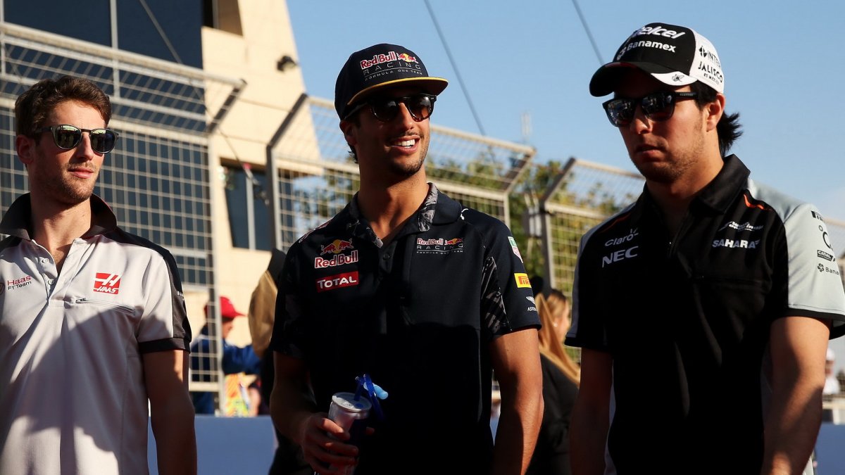 Romain Grosjean, Daniel Ricciardo a Sergio Pérez v Bahrajnu