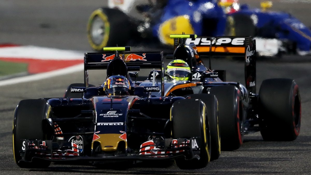 Carlos Sainz po kolizi s Perézem s prasklou zadní pneumatikou v závodě v Bahrajnu