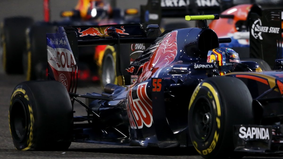 Carlos Sainz po kolizi s Perézem s prasklou zadní pneumatikou v závodě v Bahrajnu