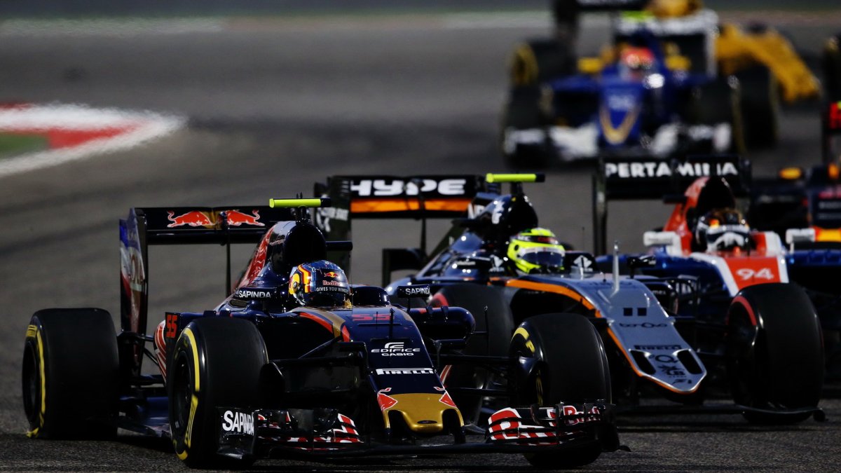 Carlos Sainz po kolizi s Perézem s prasklou zadní pneumatikou v závodě v Bahrajnu